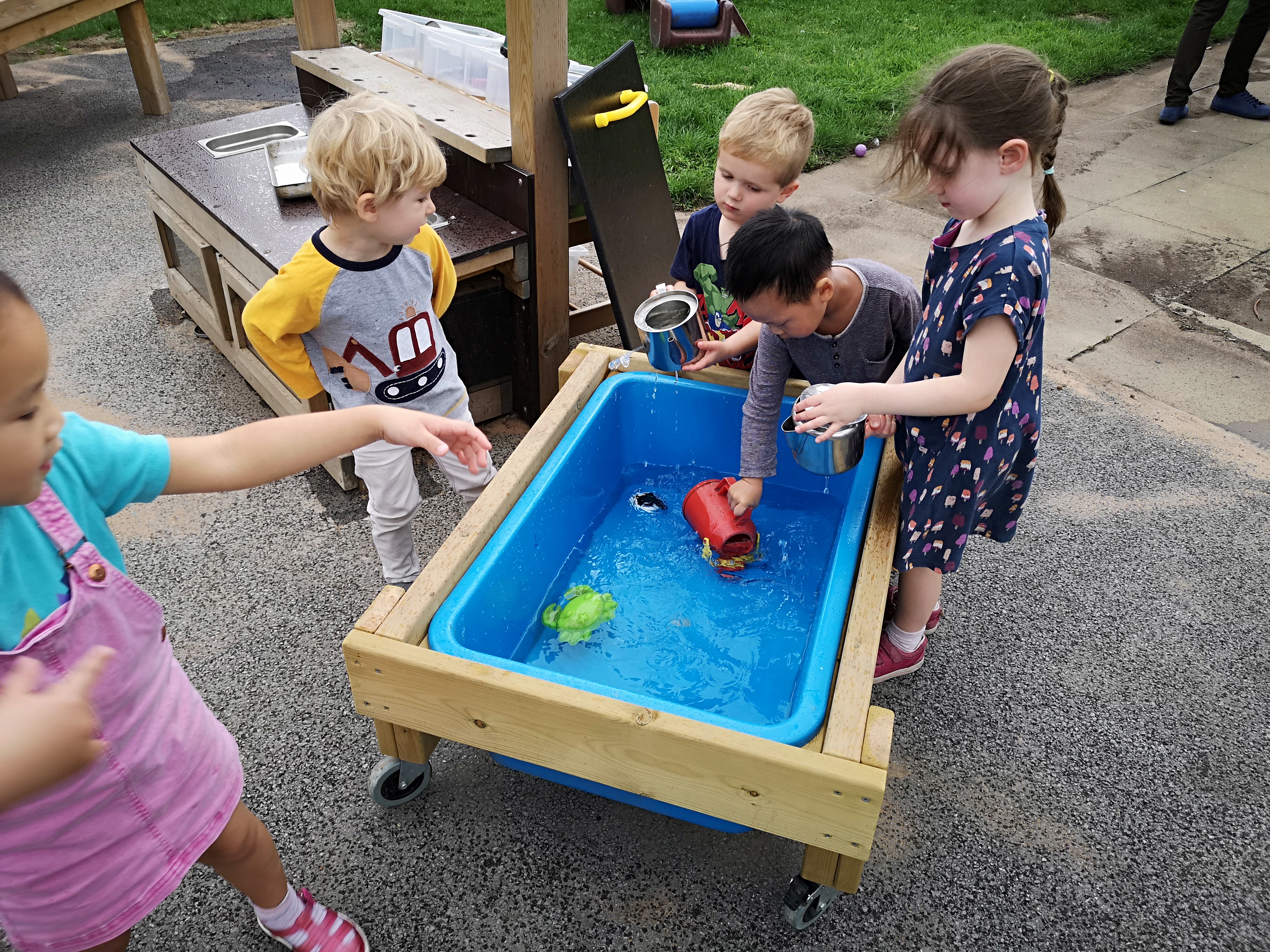 Movable Water Table for Nursery Gardens