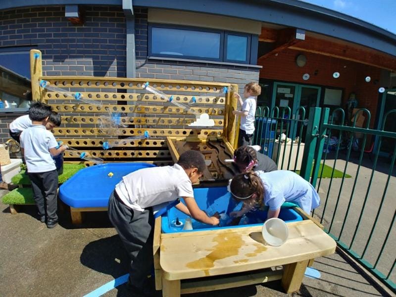 children play in the water table