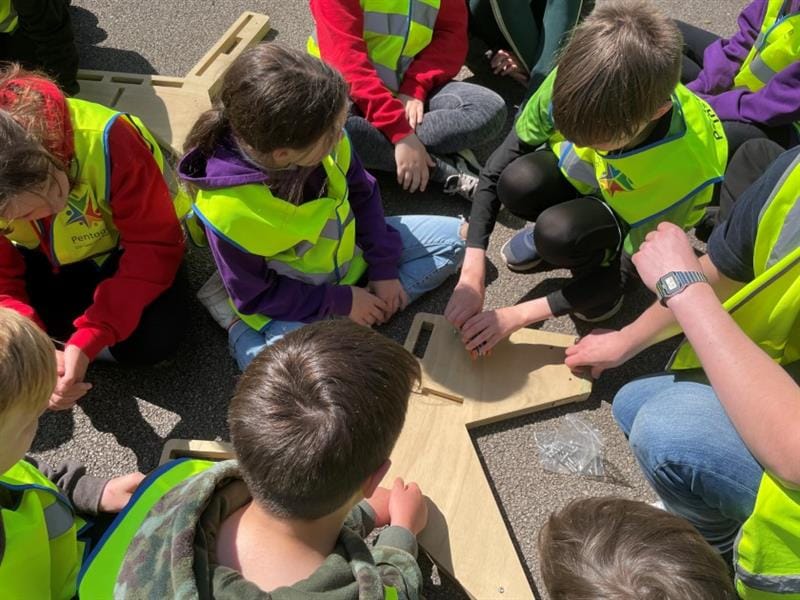 children work together to build the leavers bench