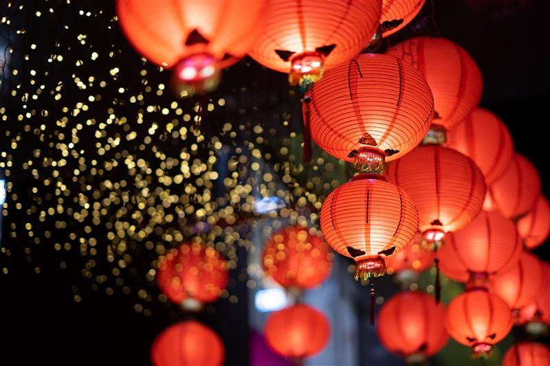 a picture of chinese red lanterns on chinese new year