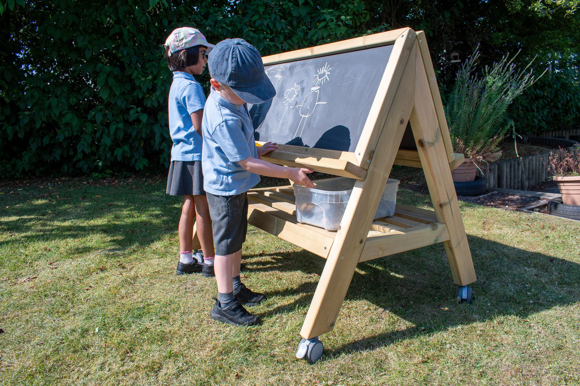 Easel on wheels for primary schools 