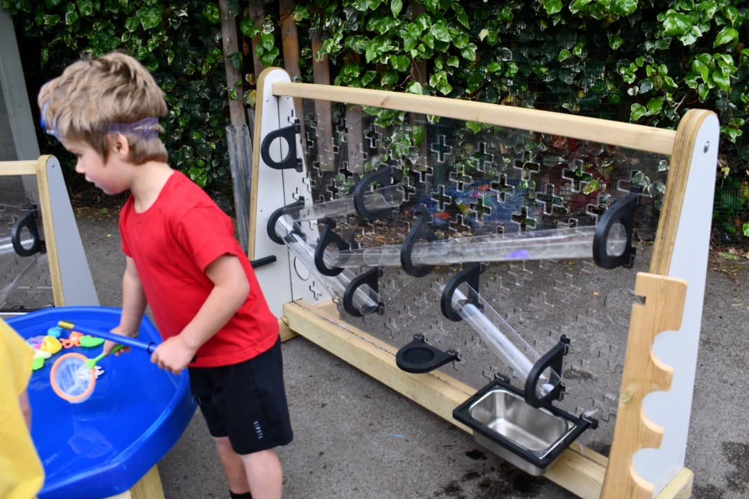 Children can easily channel water from top to bottom with little difficulty