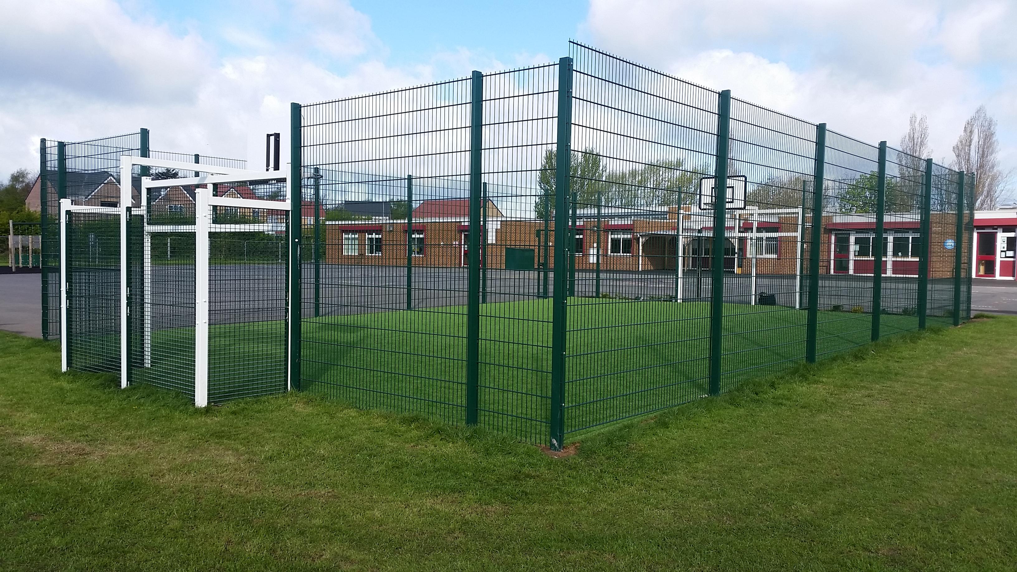Sports fencing for mugas