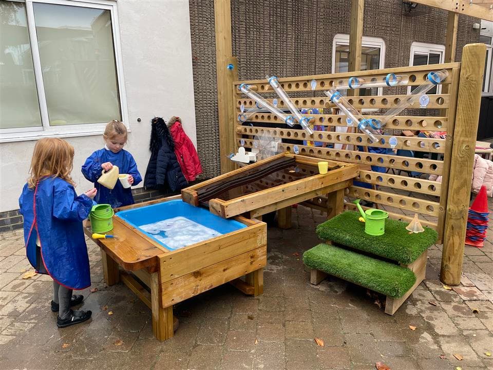 Water wall for primary schools