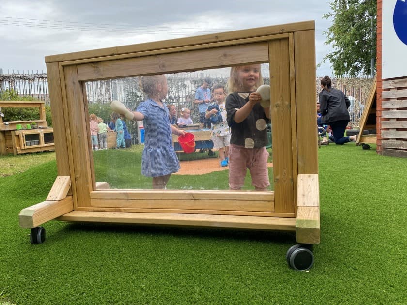 Children can discover their true creative potential with this paint panel! 