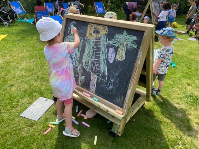 Easel on wheels for nurseries