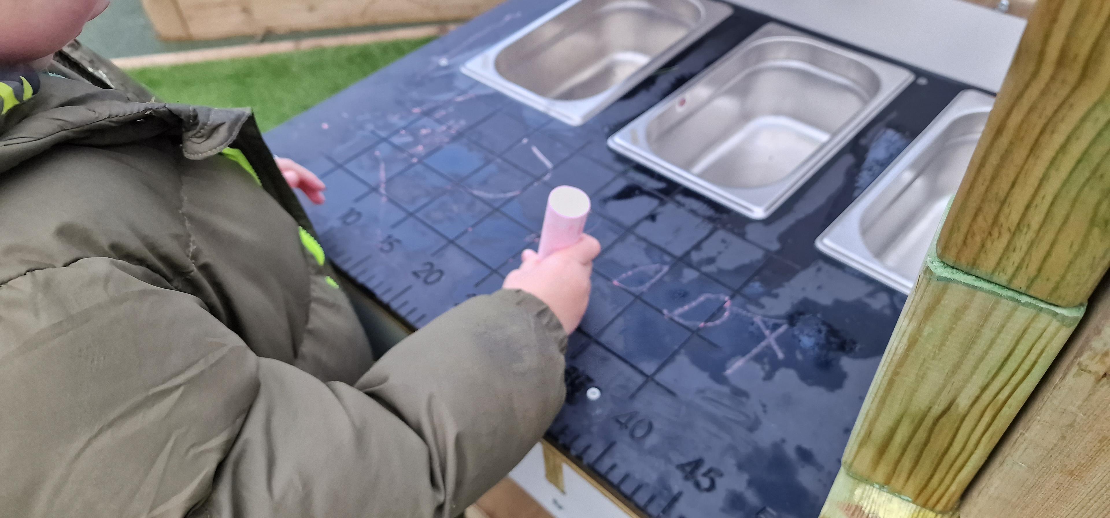 Construction play in playground settings