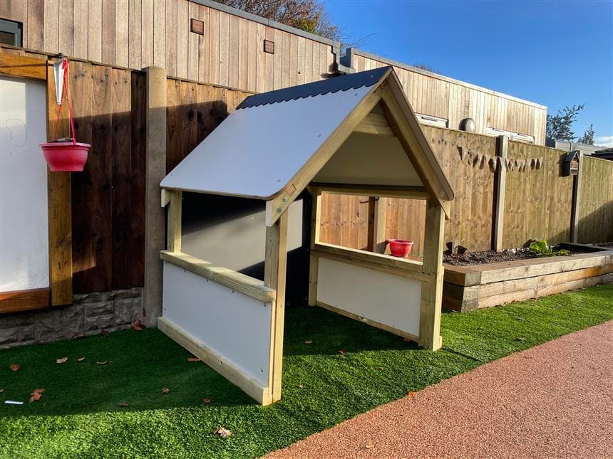 Small playhouse for primary school playgrounds