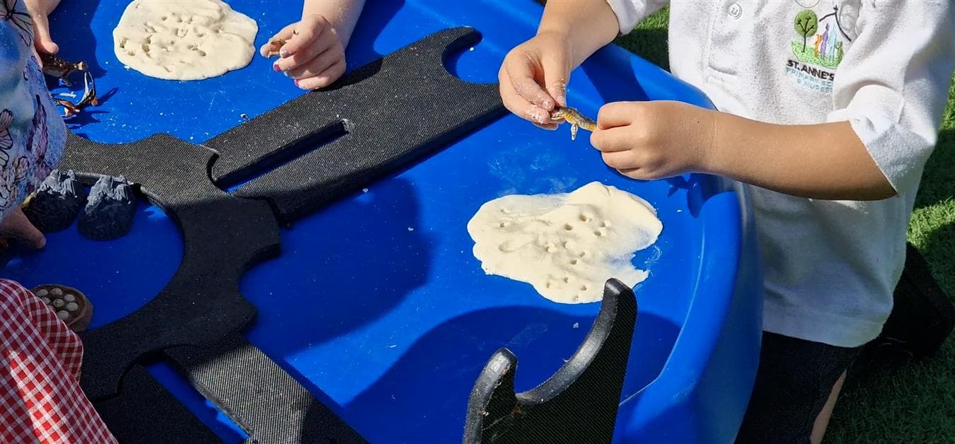 Outdoor movable tuff spot table for school 