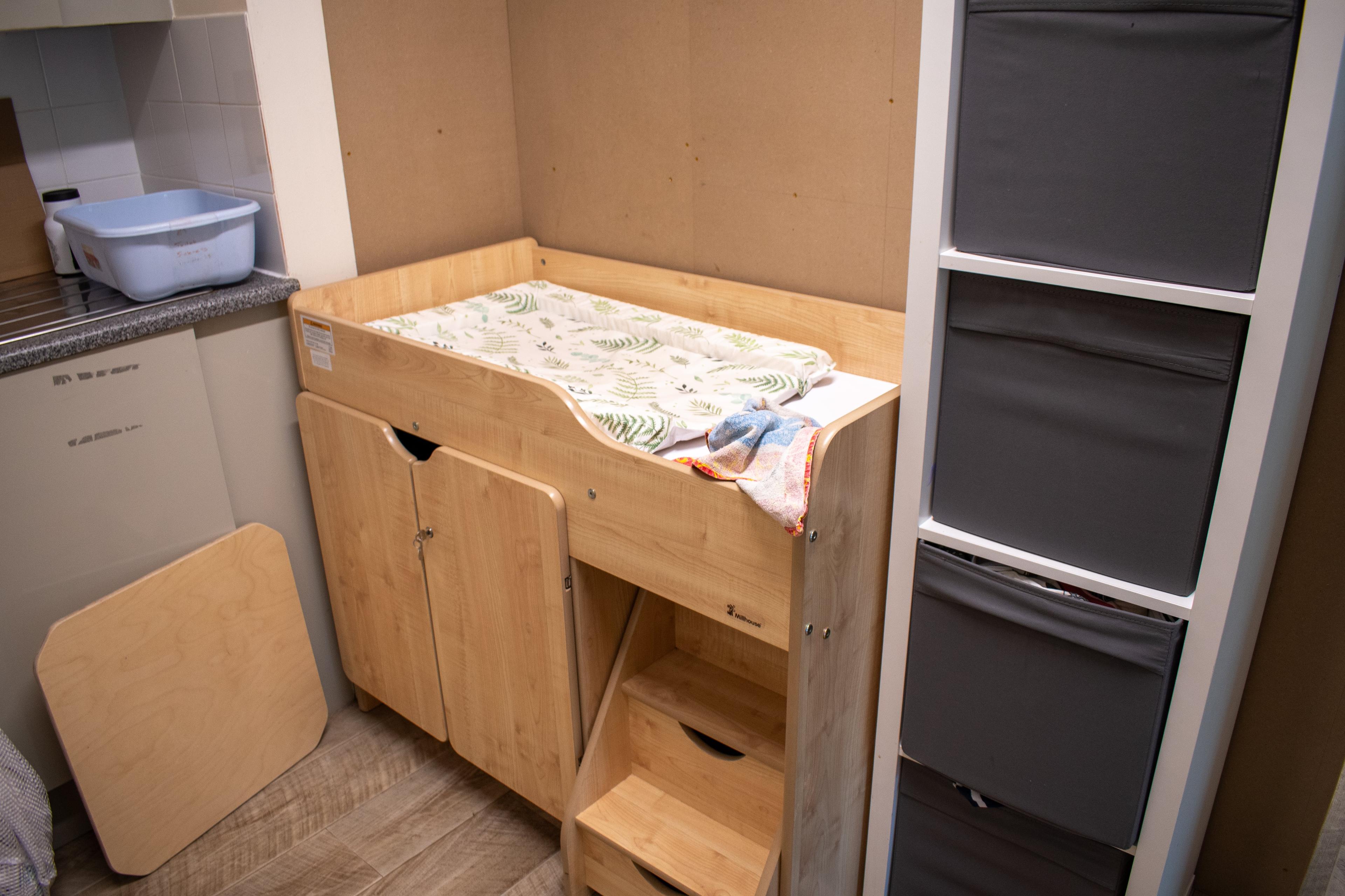 Millhouse Baby Changing unit with steps for toddlers