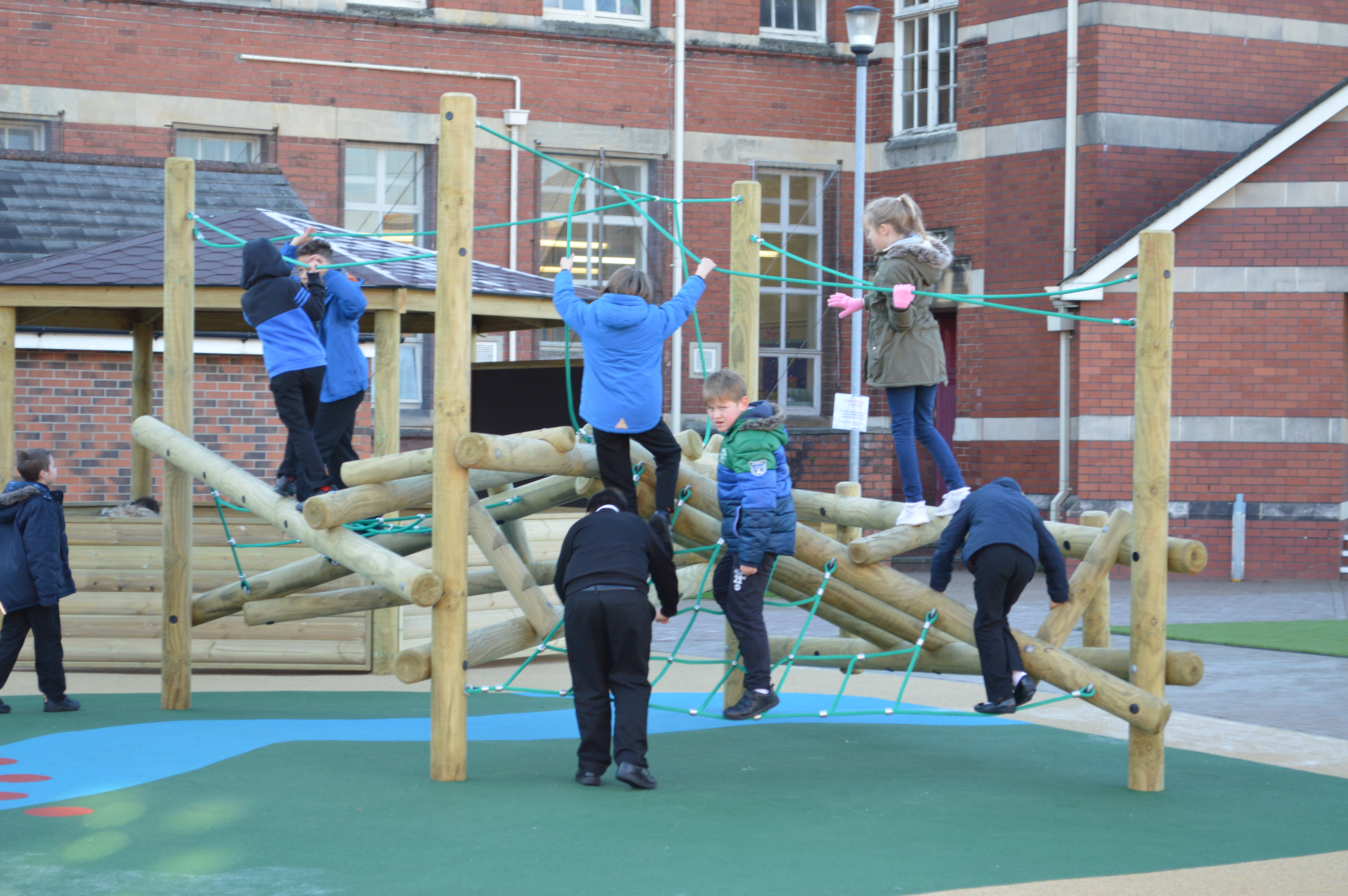 Log climbing frame